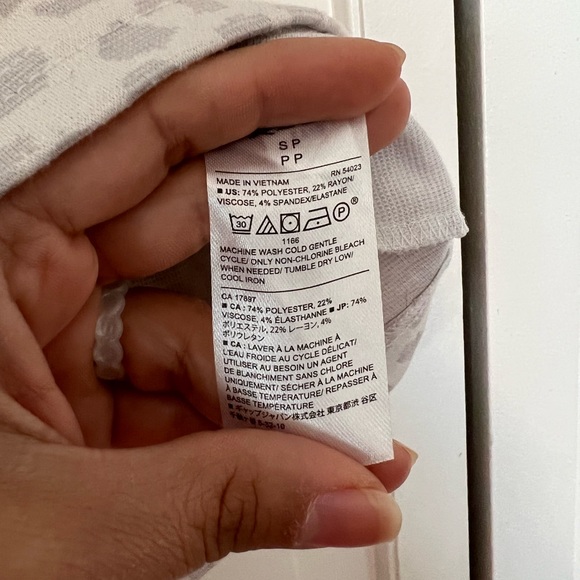 🌺 2/$8🌺 Banana Republic Short Sleeve Top - Picture 7 of 7